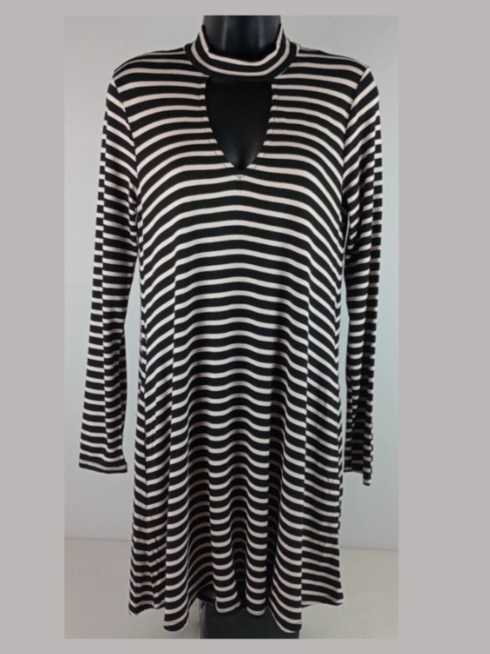 Socialite Women's M Black Tan Striped Long Sleeve Cut Out Neckline Stretch Dress